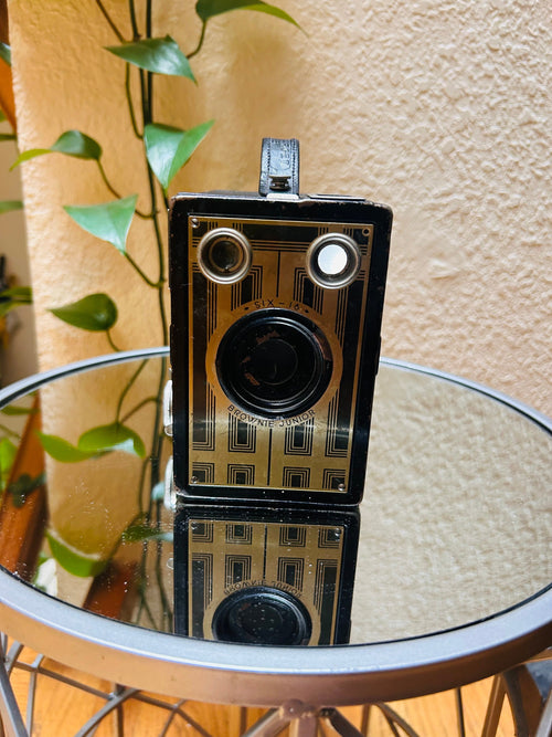 1930’s Kodak six-16 Brownie Junior Camera, Antique Shelf Decor, Cool Vintage Cameras, Vintage Camera, Retro Home Decor